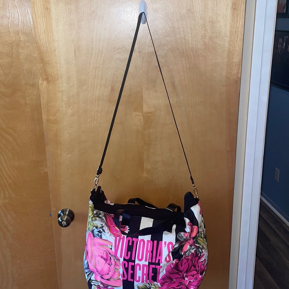 VICTORIA SECRET WEEKENDER BAG